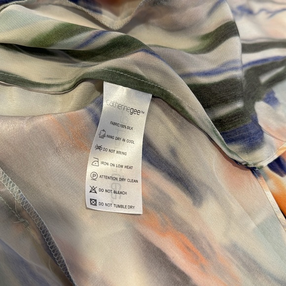 Catherine Gee Bella Blouse - Abstract Orchid size medium - Picture 7 of 7